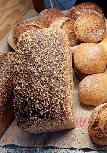 Helle Körnerkruste - ideal für Suppen und Eintöpfe aber auch eine Scheibe mit Butter ist lecker.