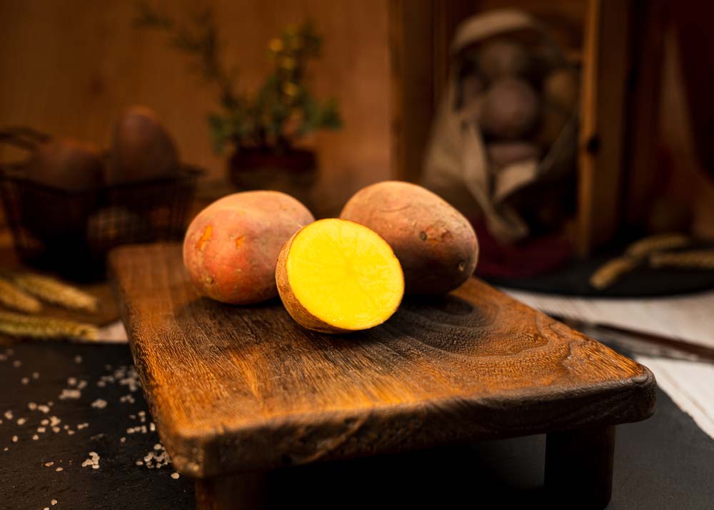 aufgeschnittene-kartoffel-laura-auf-schneidebrett