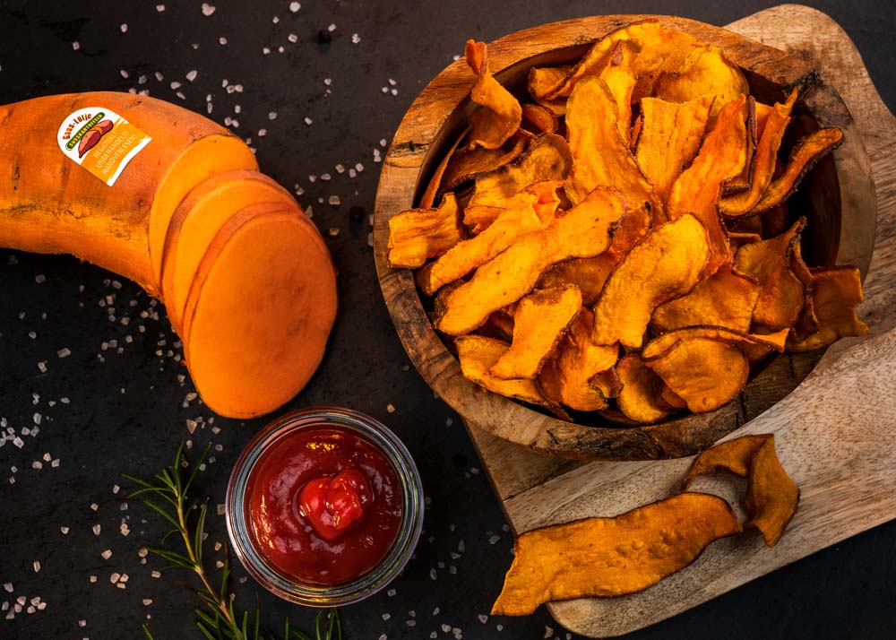 arrangement-suesskartoffelchips-meersalz-auf-schneidebrett