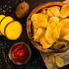arrangement-kartoffelchips-mit-kartoffel-und-ketchup-auf-schneidebrett