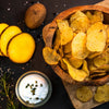 arrangement-kartoffelchips-mit-kartoffel-und-sauerrahm-auf-schneidebrett