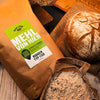 roggenmehl-typ-1150-arrangement-mit-brot-und-mehlsack