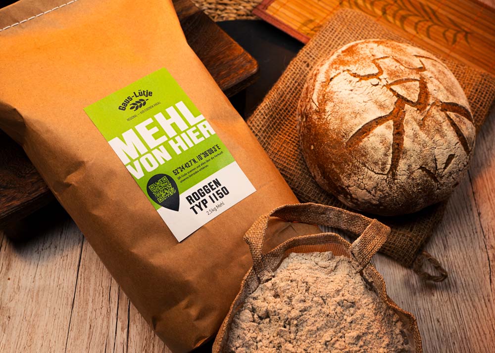 roggenmehl-typ-1150-arrangement-mit-brot-und-mehlsack