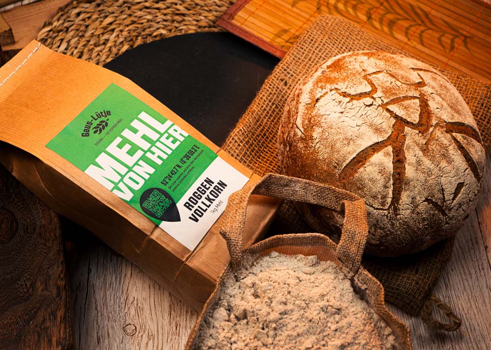arrangement-roggenvollkornmehl-mit-brot-und-mehlsack
