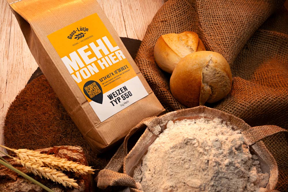 weizenmehl-typ-550-arrangement-mit-broetchen-und-mehlsack