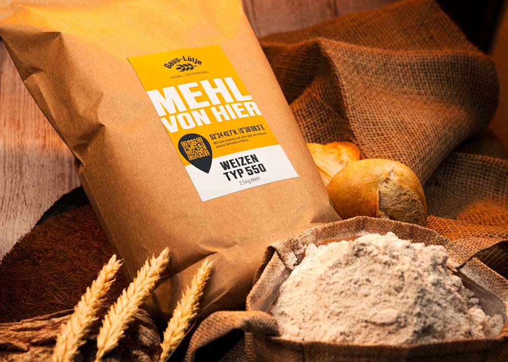Packung mit 2,5 Kilogramm Weizenmehl der Sorte 550, Markenbezeichnung und Produktcode C_2_3_2 sichtbar auf der Verpackung, aufgenommen in hochauflösender Qualität