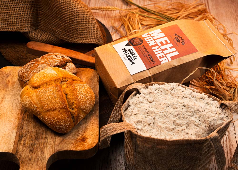 arrangement-dinkelvollkornmehl-mit-broetchen-und-mehlsack