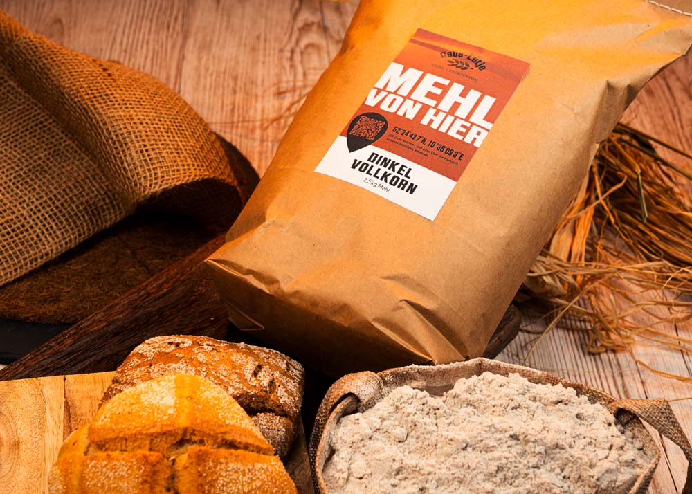 arrangement-dinkelvollkornmehl-mit-broetchen-und-mehlsack