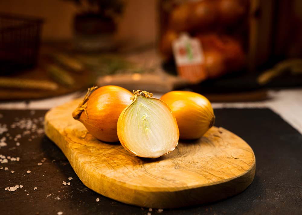 arrangement-helle-zwiebel-aufgeschnitten-auf-schneidebrett