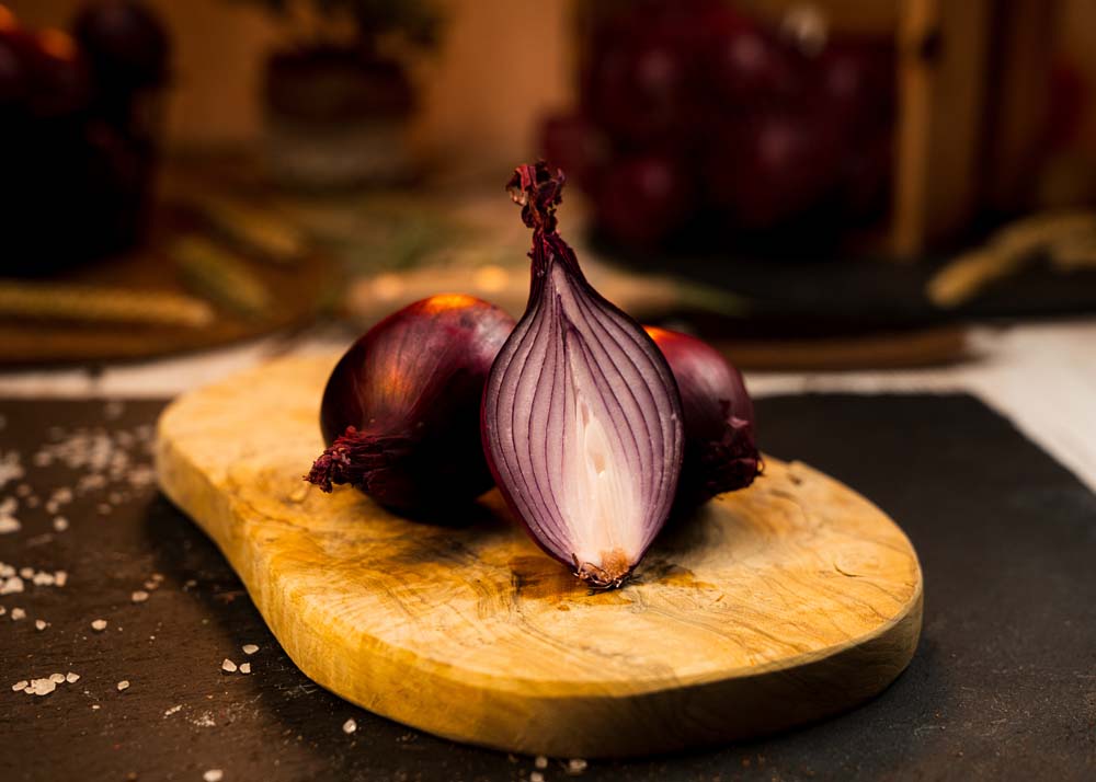 aufgeschnittene-rote-zwiebel-auf-schneidebrett