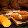 aufgeschnittene-suesskartoffel-orange-auf-schneidebrett